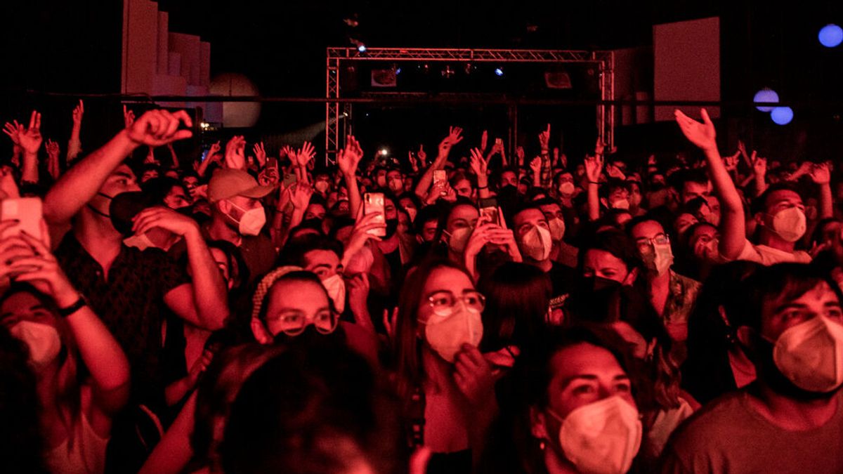 Galicia actualiza el protocolo para conciertos y verbenas: se podrá comer y beber, pero no bailar ‘pegados’ Galicia actualiza el protocolo para conciertos y verbenas: se podrá comer y beber, pero no bailar ‘pegados’