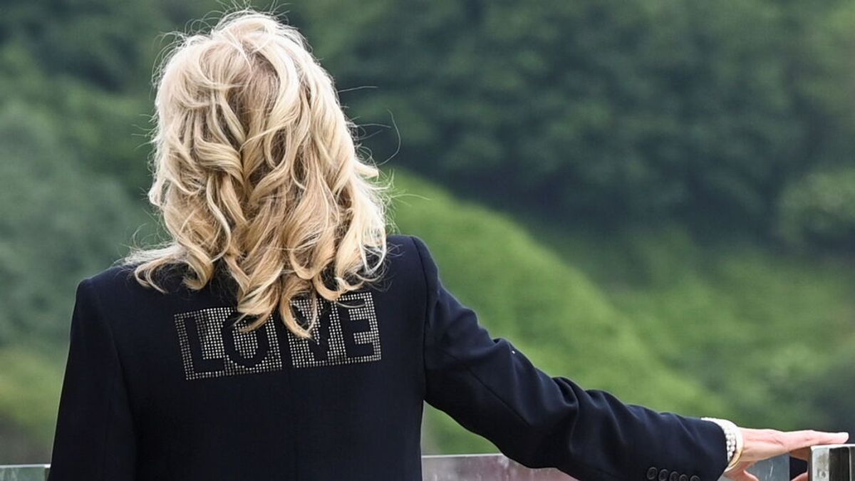 La chaqueta del "amor" de Jill Biden pone en evidencia a Melania Trump La chaqueta del "amor" de Jill Biden pone en evidencia a Melania Trump