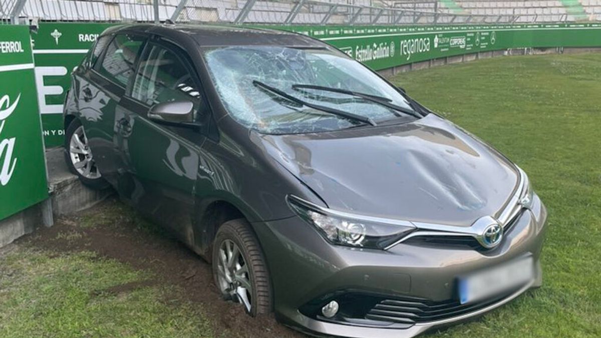 Una conductora pone la marcha atrás por error y acaba dentro del estadio de fútbol de Ferrol Una conductora pone la marcha atrás por error y acaba dentro del estadio de fútbol de Ferrol