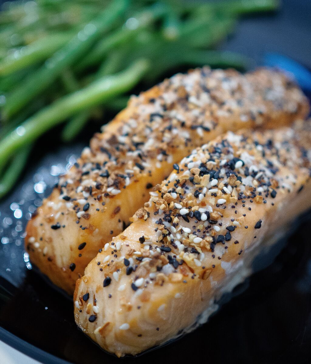 Salmón con judías cocinado en una freidora de aire