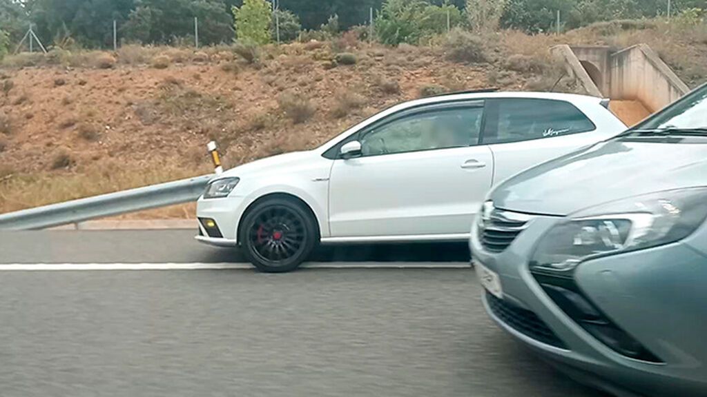 Momento en que uno de los vehiculos adelanta por la derecha.
