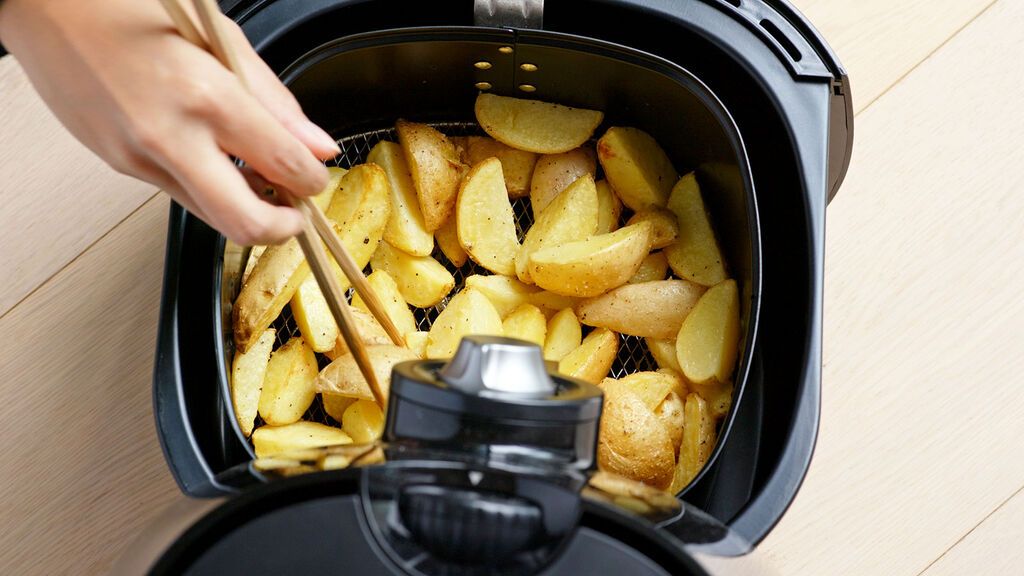 Patatas fritas con la mitad de calorías y otros milagros de las freidoras de aire