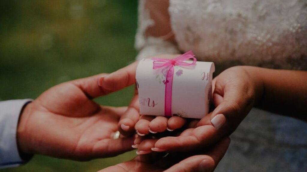 Estos son los mejores regalos de compromiso para el novio: las mejores ideas con las que lograrás sorprender.