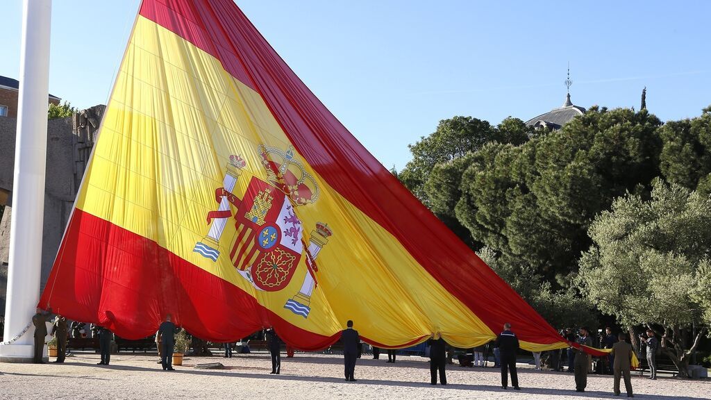 Izado solemne de la bandera más grande de España en la plaza de Colón