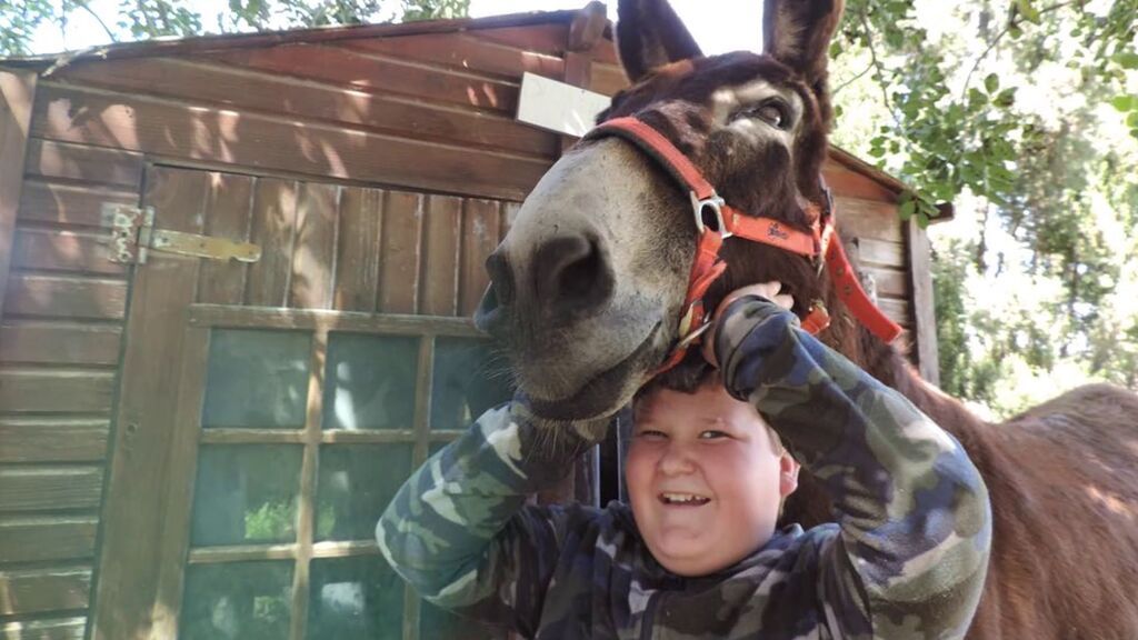 Miquel Montoro, feliz con sus amigos, los animales