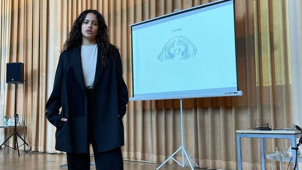 Rosalía acude a la escuela donde estudió para dar una charla sobre música: "Yo tengo presión desde que nací"