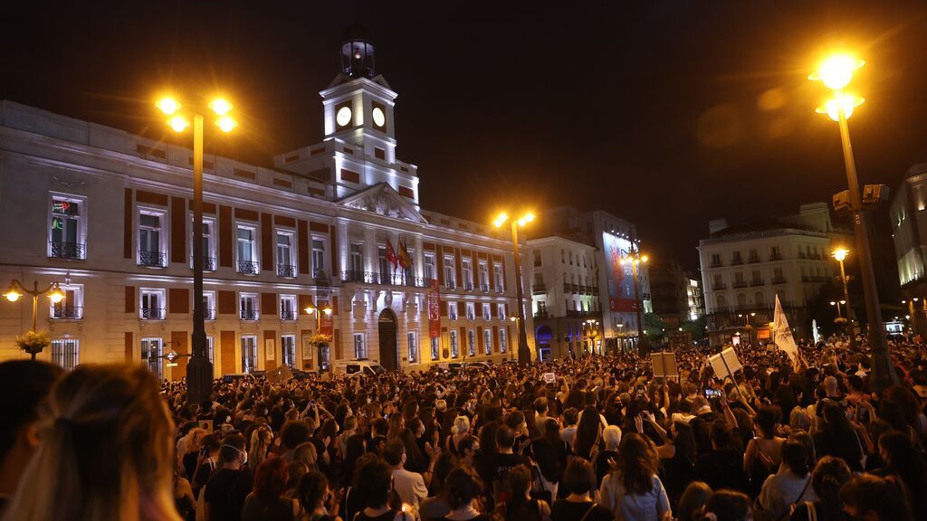 Decenas de personas se concentran en la madrileña Puerta del Sol