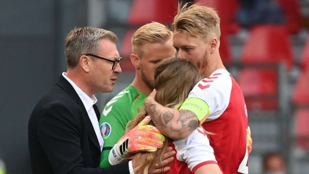 La desolación de la hermana de Eriksen que es consolada por los jugadores de Dinamarca
