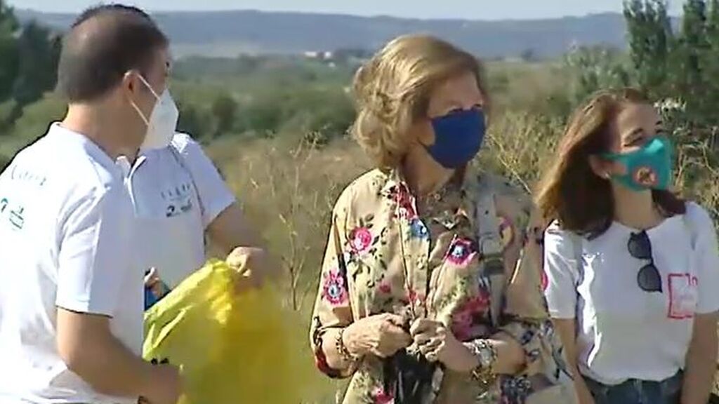 La reina Sofía participa en una recogida de basura abandonada en el campo