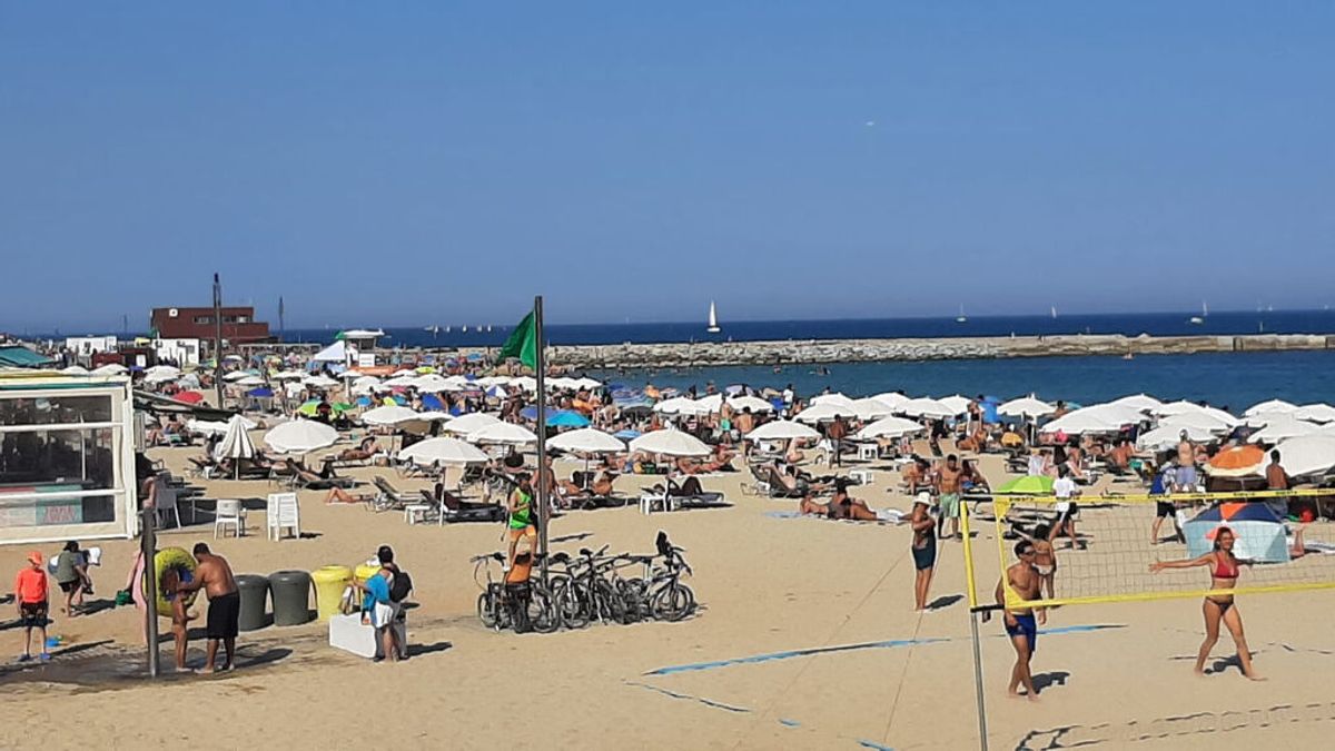 Cataluña alcanza temperaturas febriles en su primera ola de calor, con aforo completo en las playas de Barcelona Cataluña alcanza temperaturas febriles en su primera ola de calor, con aforo completo en las playas de Barcelona