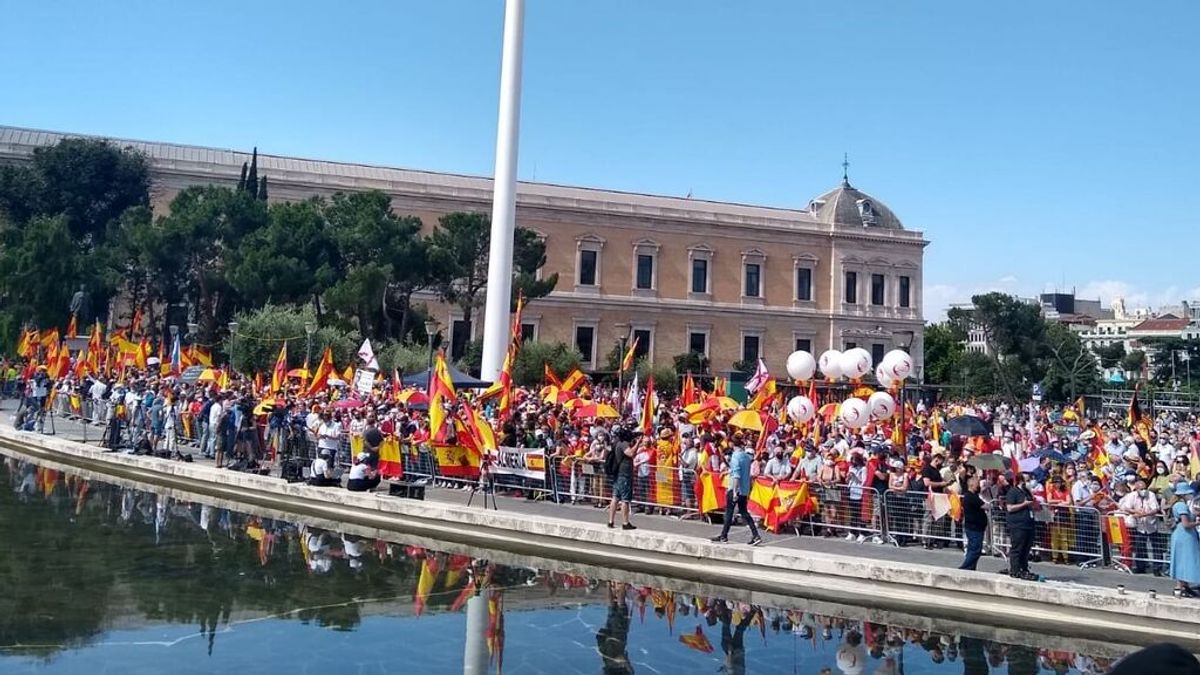 Guerra de cifras en el acto de Colón: La Policía Nacional cuenta 25.000 asistentes; la Municipal lo eleva a 126.000 Guerra de cifras en el acto de Colón: La Policía Nacional cuenta 25.000 asistentes; la Municipal lo eleva a 126.000