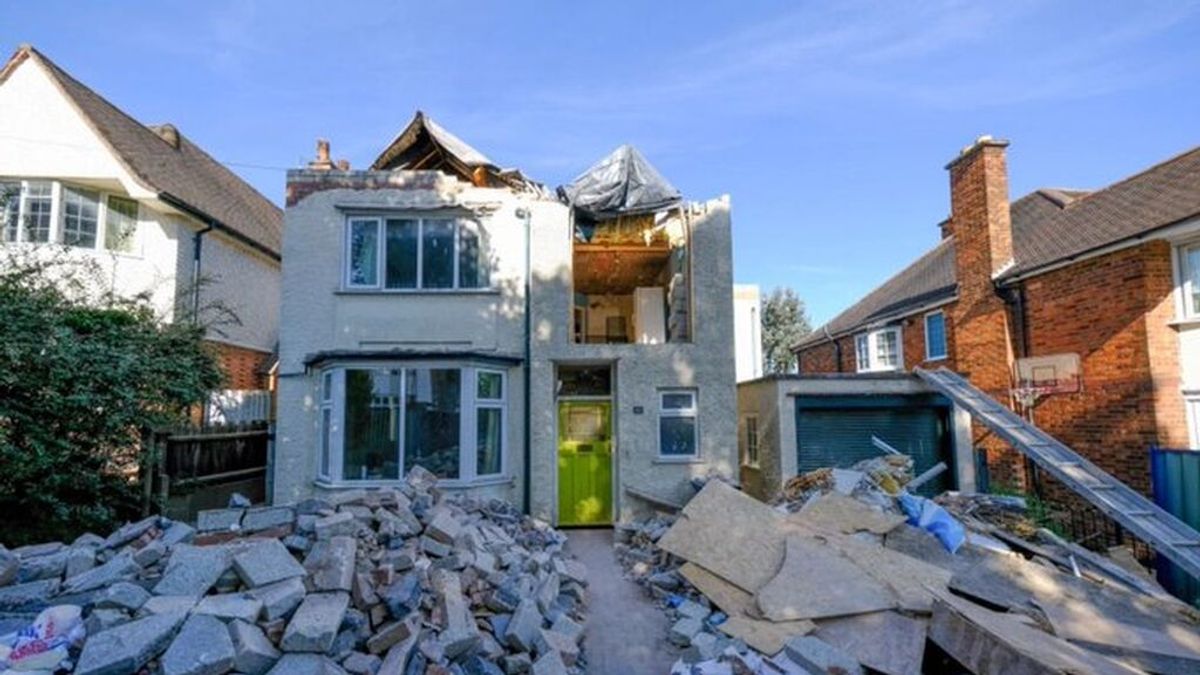 Un albañil destruye una casa que él mismo había reformado por impago de los dueños