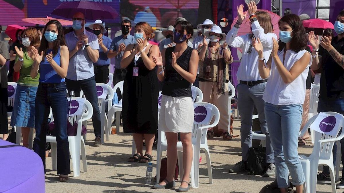 Las bases de Podemos ovacionan a un Iglesias ausente en el cierre de la Asamblea Las bases de Podemos ovacionan a un Iglesias ausente en el cierre de la Asamblea