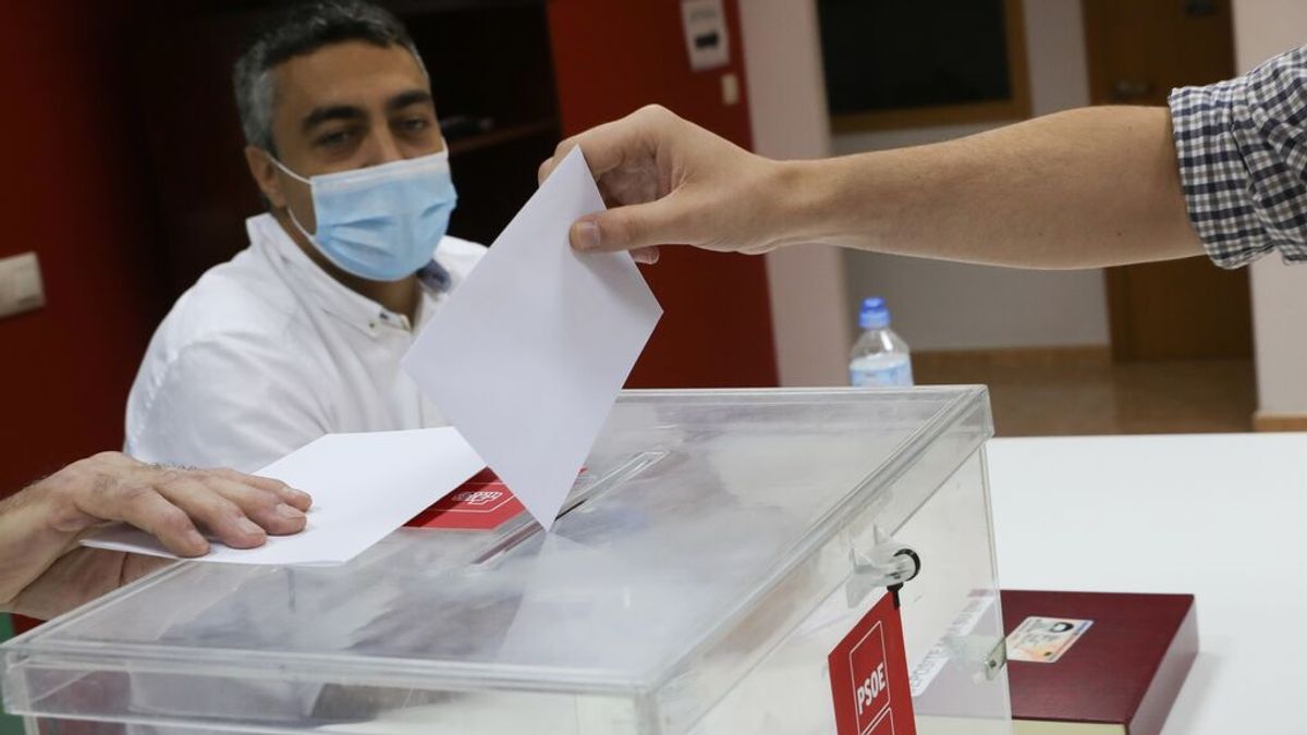 EuropaPress_3778270_militante_psoe-a_ejerce_derecho_voto_sevilla_primarias_partido_elegir EuropaPress_3778270_militante_psoe-a_ejerce_derecho_voto_sevilla_primarias_partido_elegir