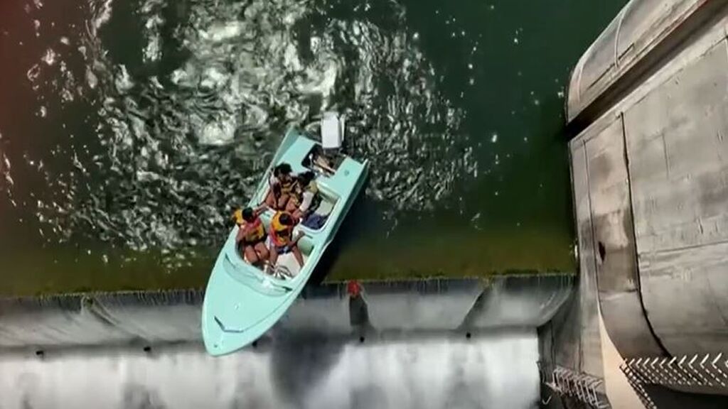 Rescatan un bote que quedó colgando en una presa de Texas