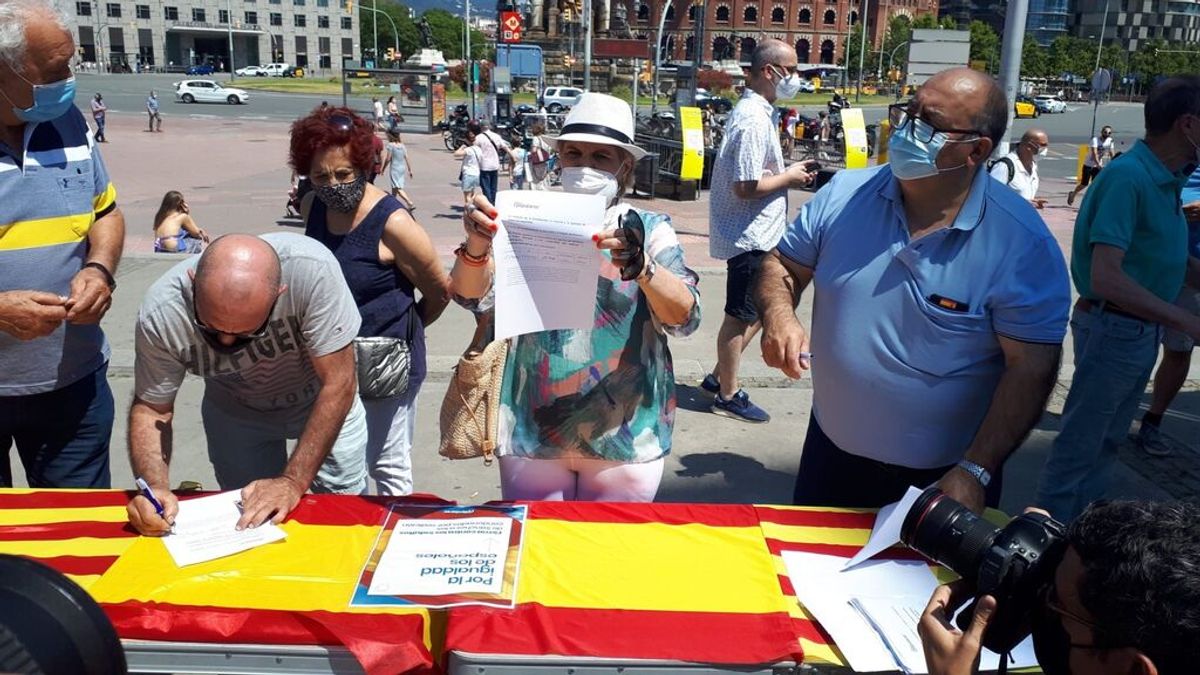 El PP recoge firmas contra los indultos de los presos del 'Procés' en Barcelona El PP recoge firmas contra los indultos de los presos del 'Procés' en Barcelona