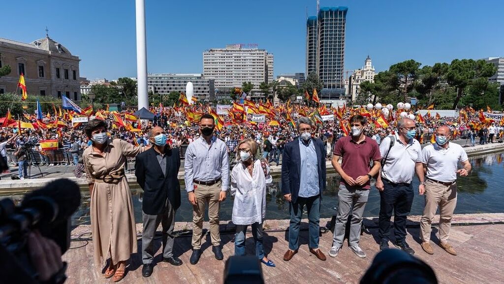 La plataforma Unión 78 de Rosa Díez posa ante los manifestantes reunidos en Colón contra los indultos