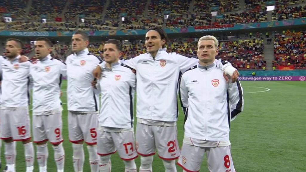Los jugadores de Macedonia del Norte se emocionan al escuchar el himno por primera vez en una Eurocopa