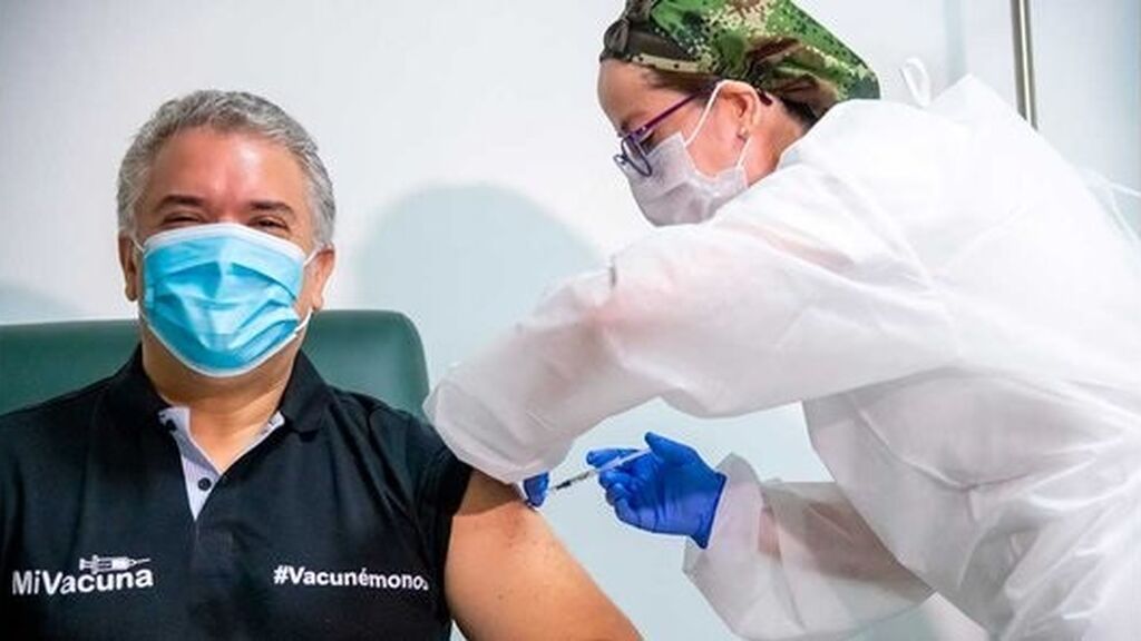 El presidente de Colombia, Iván Duque, recibe la vacuna contra el coronavirus