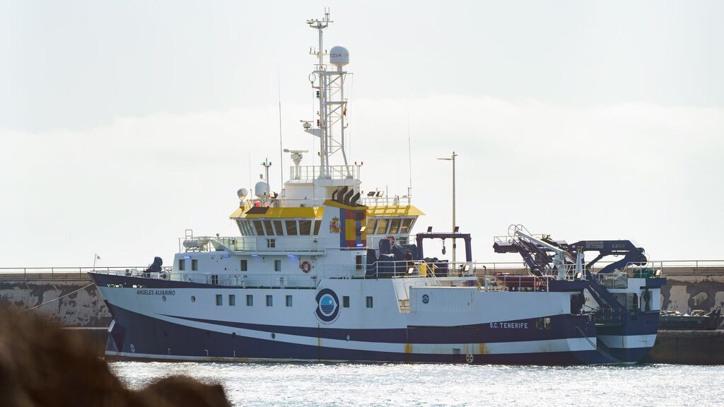 El buque que busca a Anna y Tomás Gimeno permanece en el puerto de Santa Cruz de Tenerife