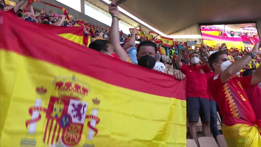 El público vuelve a los estadios y se dejan la garganta con el himno de España: Emoción en La Cartuja