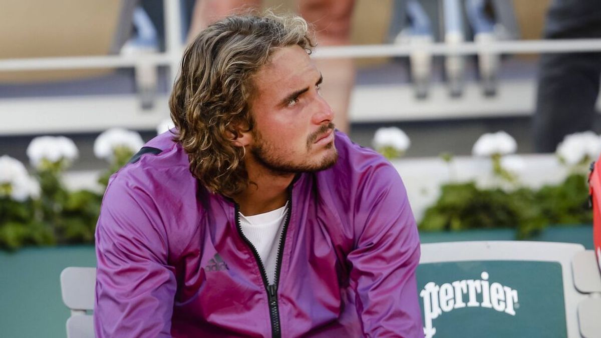 El mundo del deporte arropa a Tsitsipas tras enterarse cinco minutos antes de la final de Roland Garros que su abuela había fallecido: "El tenis tiene un nuevo héroe" El mundo del deporte arropa a Tsitsipas tras enterarse cinco minutos antes de la final de Roland Garros que su abuela había fallecido: "El tenis tiene un nuevo héroe"