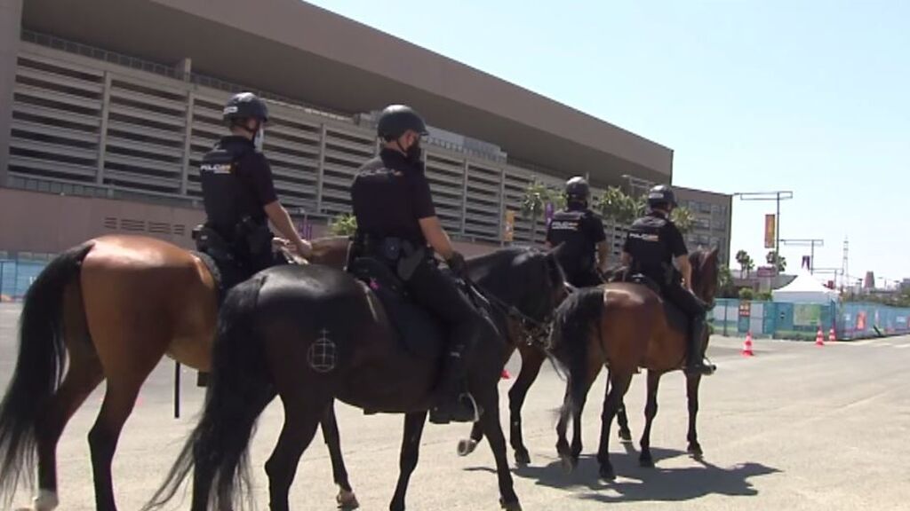 Equipos caninos, drones, caballería y carpas anticovid: La Cartuja, lista para el debut de ‘La Roja’