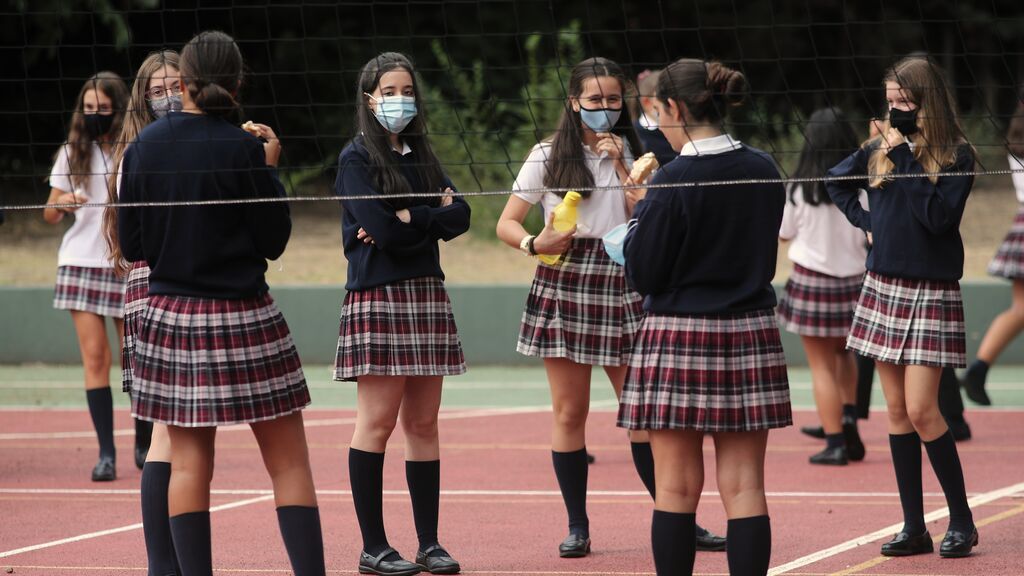 EuropaPress_3326524_alumnos_caminan_patio_colegio_sek_ciudalcampo_san_sebastian_reyes_madrid