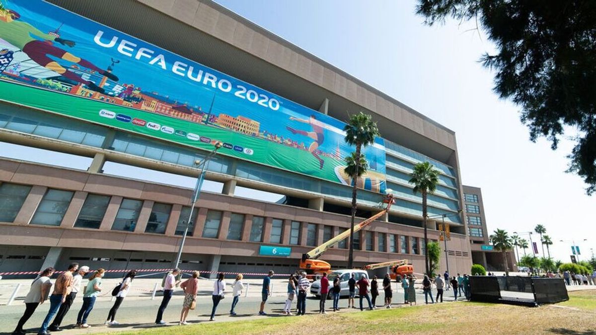 El Estadio de la Cartuja, el vacunódromo de Sevilla, ‘aparca’ la administración de dosis por la Eurocopa El Estadio de la Cartuja, el vacunódromo de Sevilla, ‘aparca’ la administración de dosis por la Eurocopa