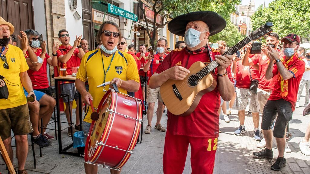 Las calles de Sevilla se visten de los colores de la selección