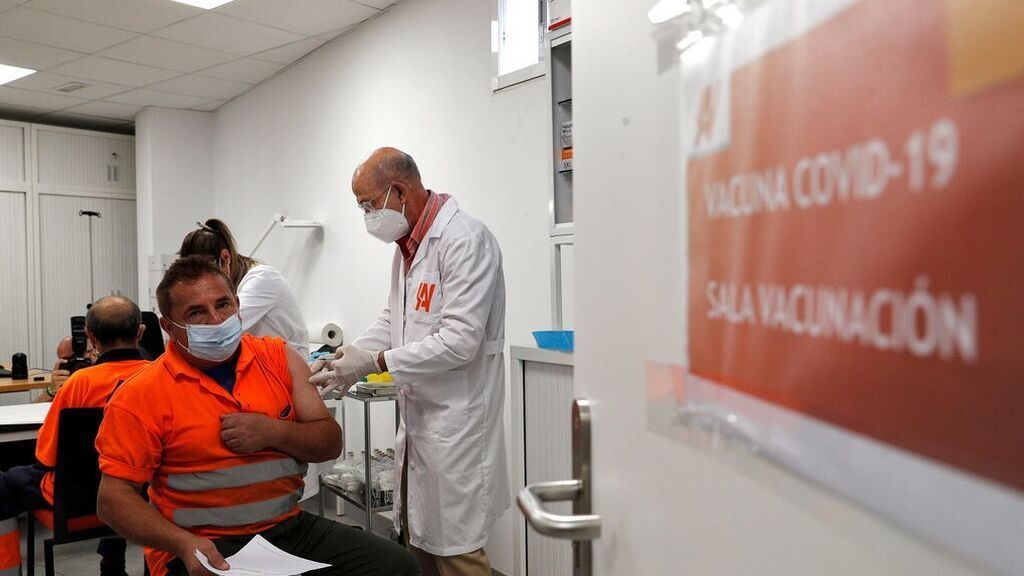 El buen ritmo de vacunación en España se nota en los indicadores de la pandemia