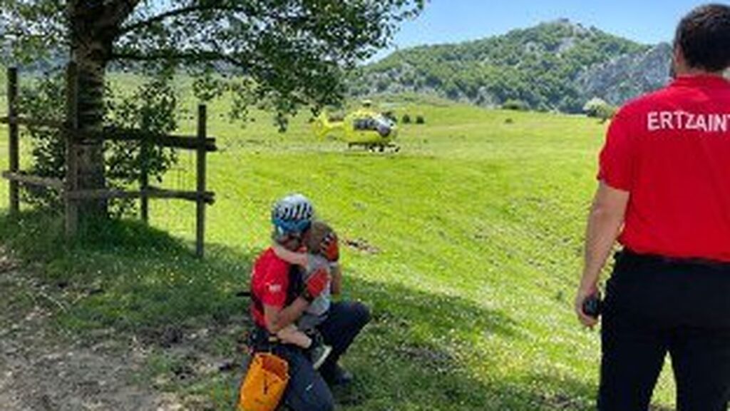 El menor de 3 años descansa junto a su rescatadora