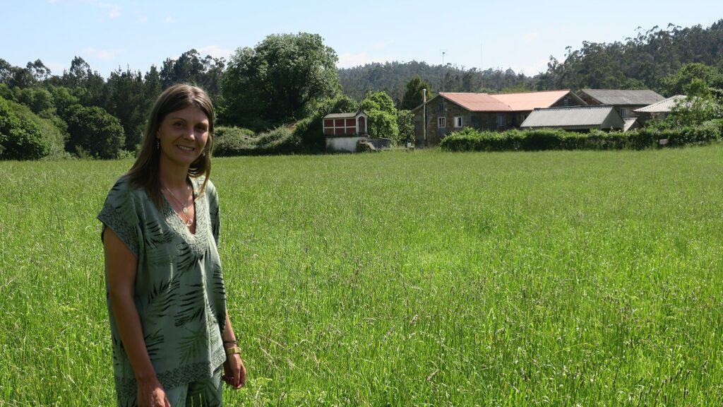Estefi Varela, junto a su casa