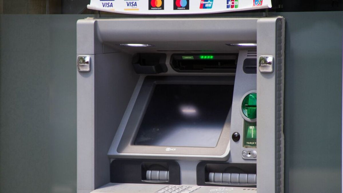El uso de cajeros automáticos se hunde un 20,3% y las compras con tarjeta suben un 15,2% El uso de cajeros automáticos se hunde un 20,3% y las compras con tarjeta suben un 15,2%