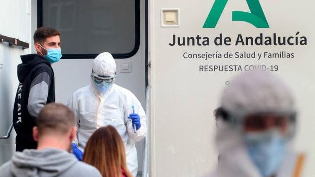 Andalucía frena en seco la curva descendente de contagios por covid