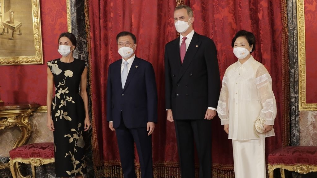 Doña Letizia también conquista desde la austeridad en la cena de honor con el presidente de Corea