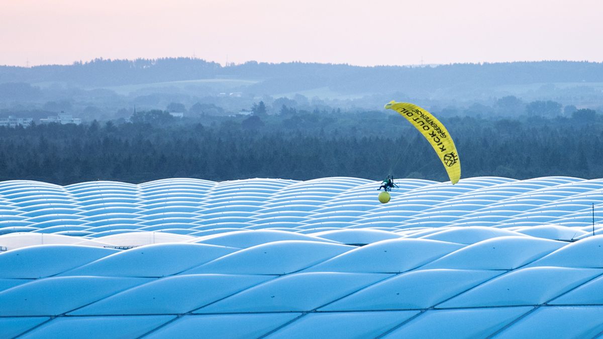 Fútbol/Euro.- Un activista de Greenpeace, a punto de estrellarse contra el público al perder el control de su paracaídas Fútbol/Euro.- Un activista de Greenpeace, a punto de estrellarse contra el público al perder el control de su paracaídas