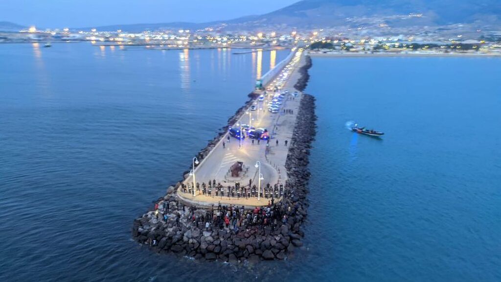 La Guardia Civil rechaza la entrada a Melilla de 150 migrantes por el Dique Sur