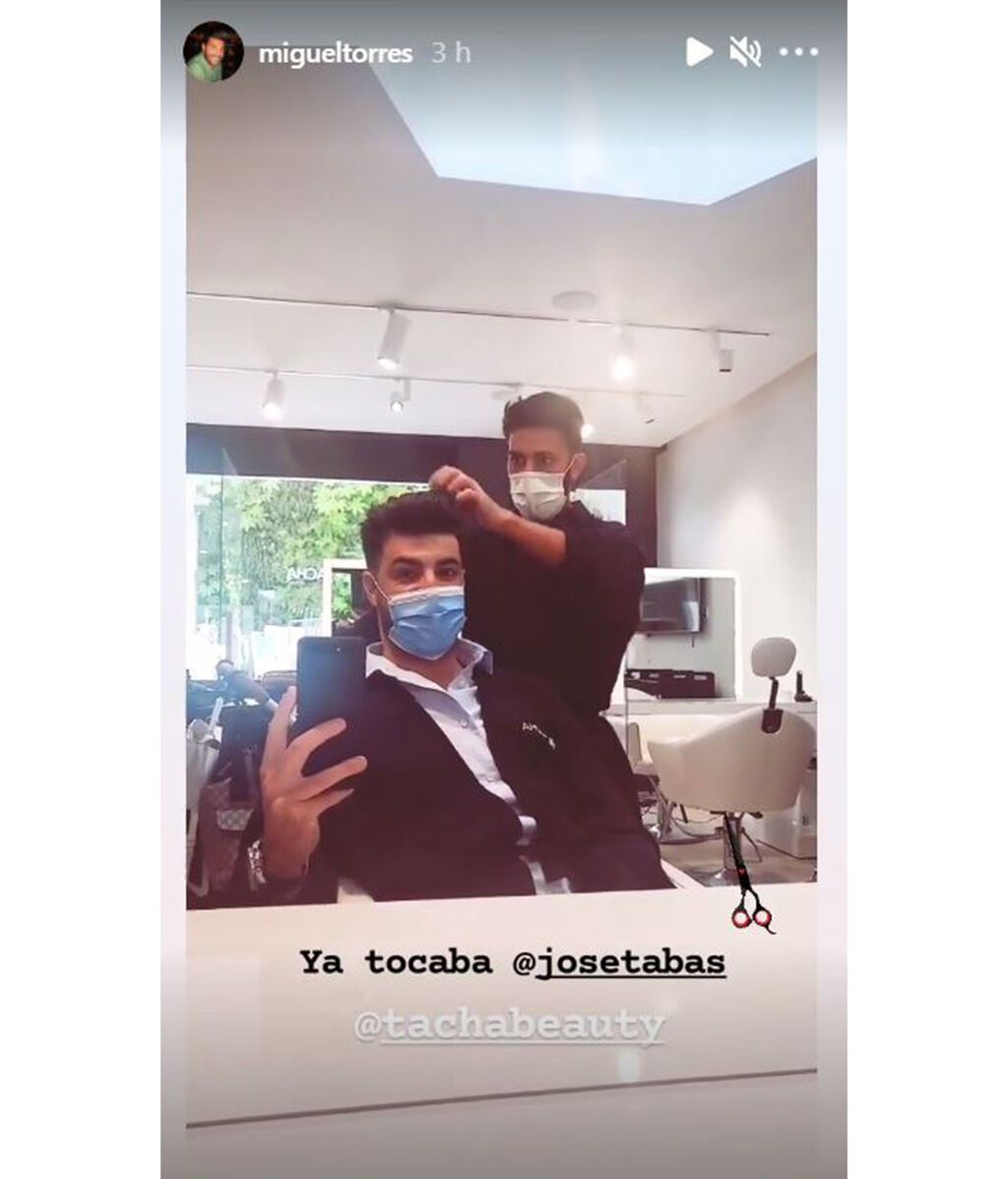 Miguel Torres acude a su peluquero para poner su pelo a punto