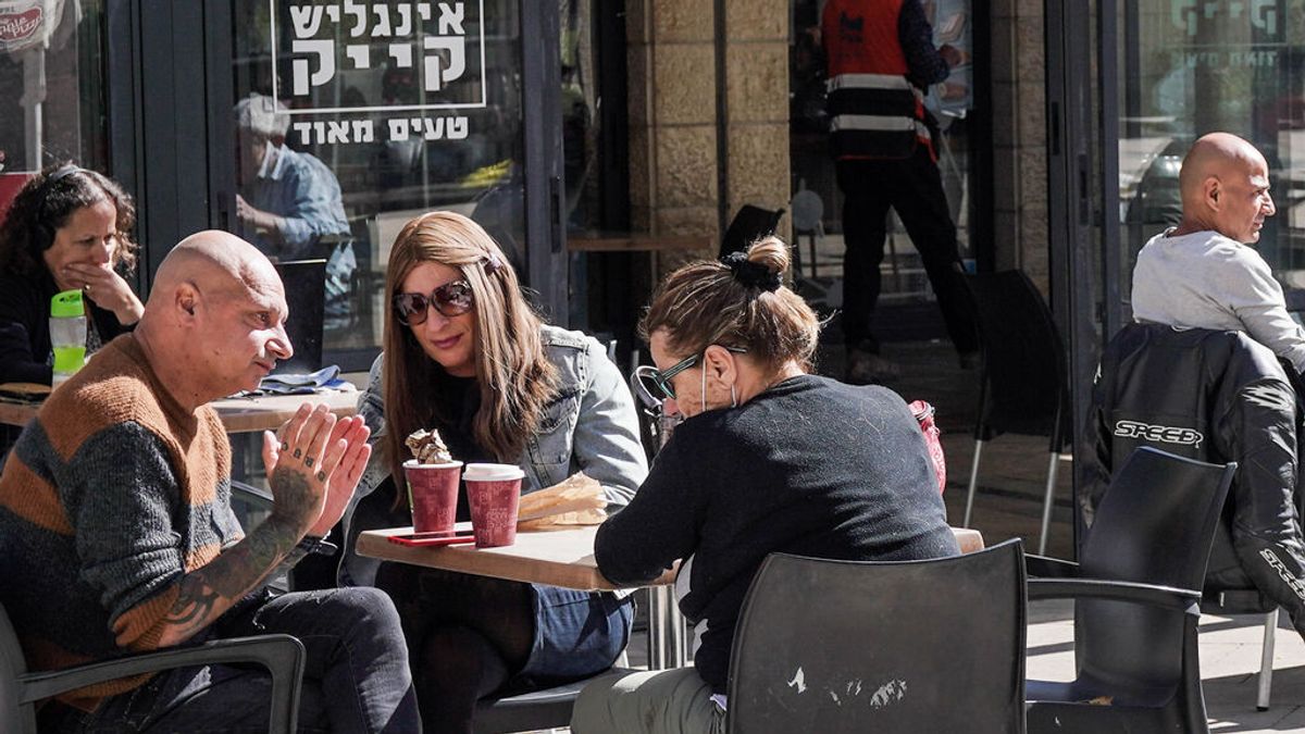 Israel pone fin al uso obligatorio de la mascarilla también en interiores
