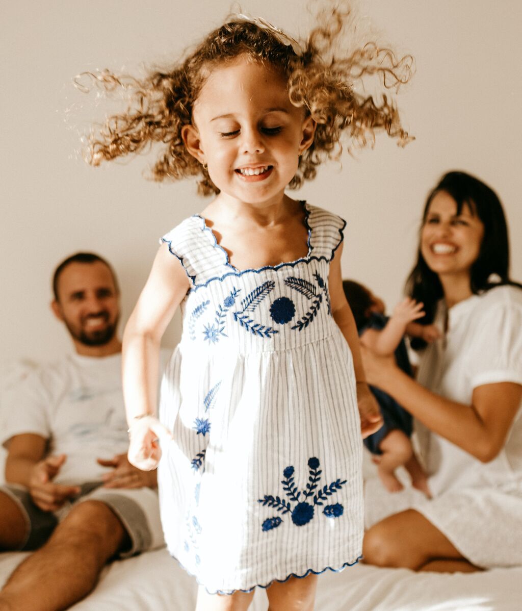 FAMILIA-NIÑA-PEXELS