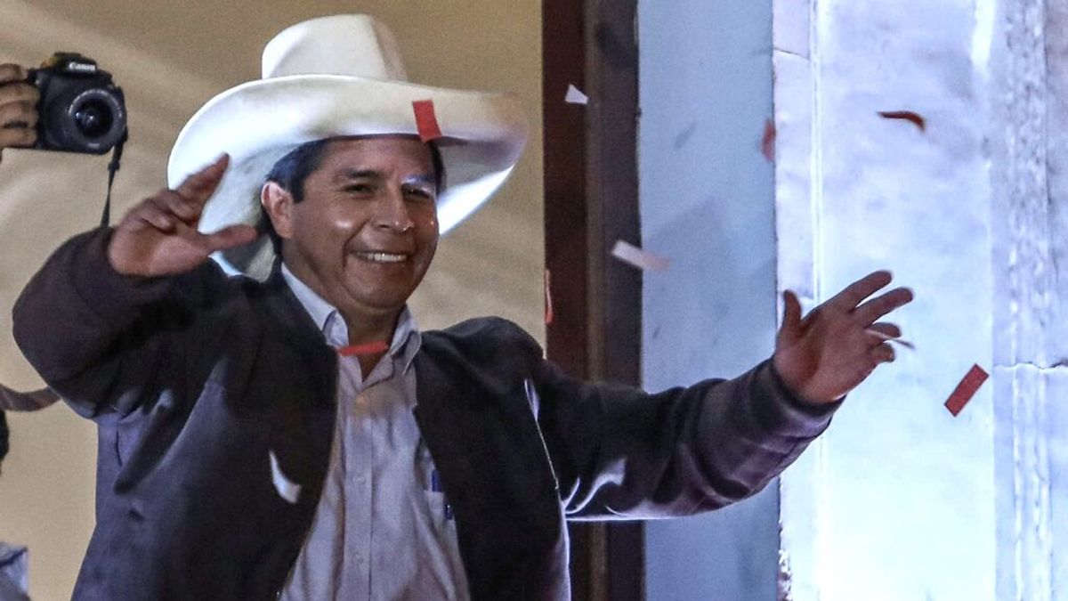 Pedro Castillo celebra su victoria en las presidenciales de Perú tras finalizar el recuento electoral