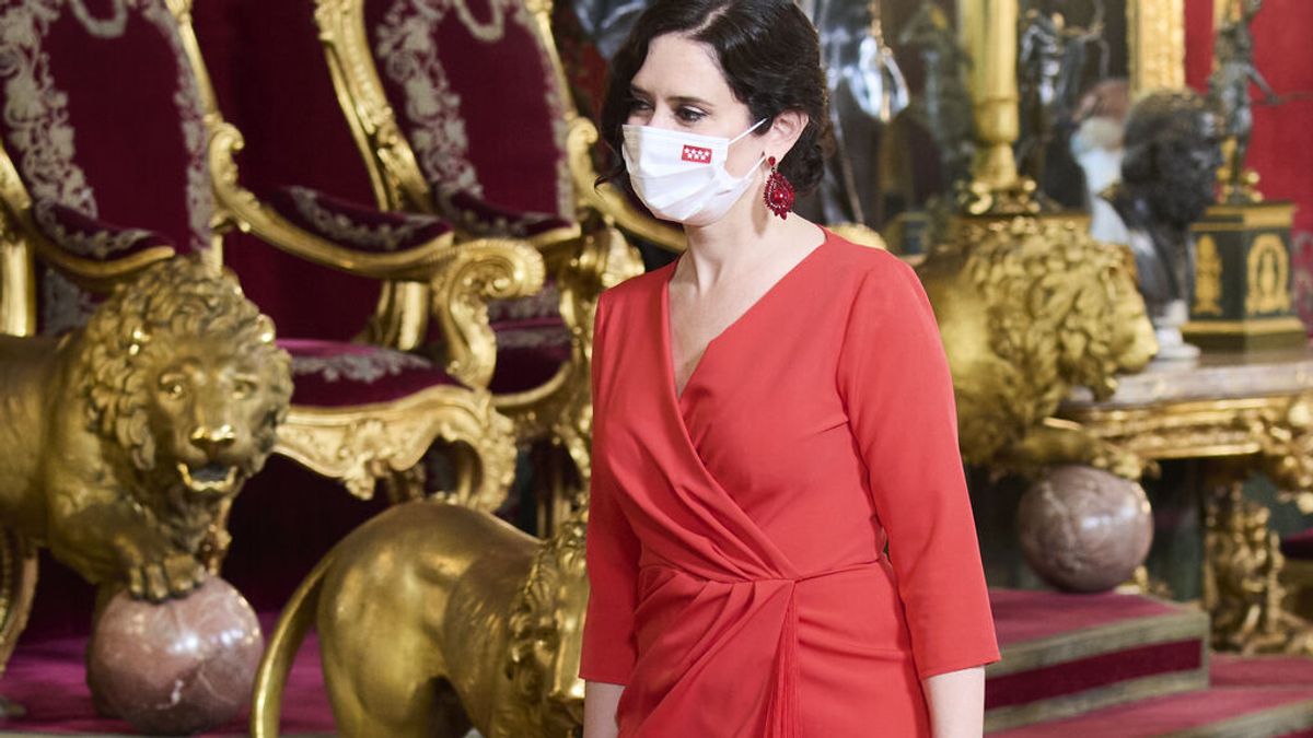 Isabel Díaz Ayuso, la mujer de rojo, su color fetiche, en la cena con los Reyes Isabel Díaz Ayuso, la mujer de rojo, su color fetiche, en la cena con los Reyes