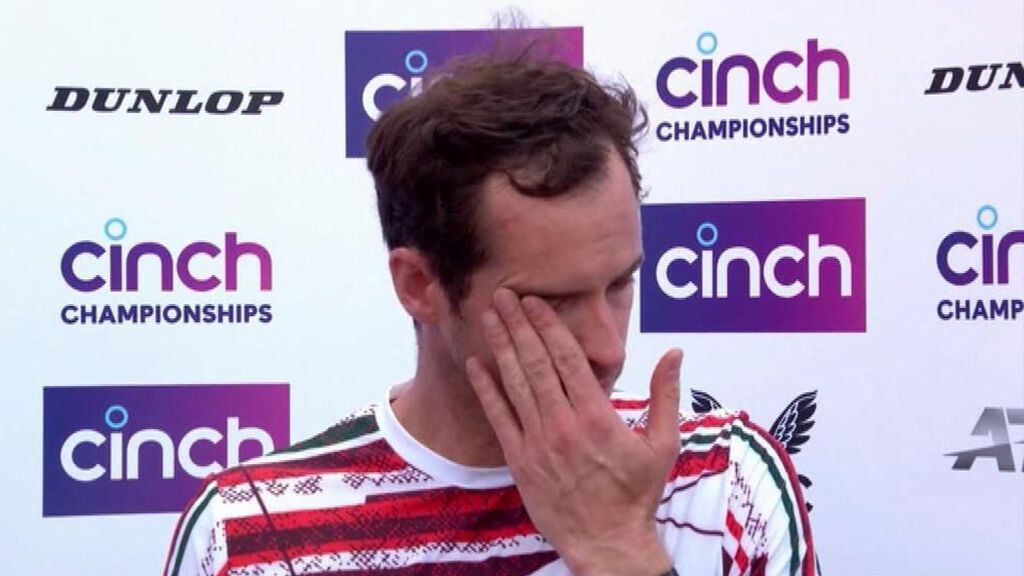 El tenista Andy Murray se derrumba tras ganar su primer partido sobre hierba en tres años