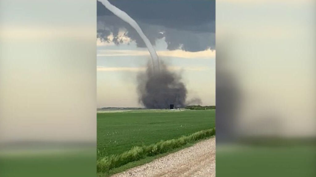 Un videoaficionado capta un tornado gigante en el sur de Canadá