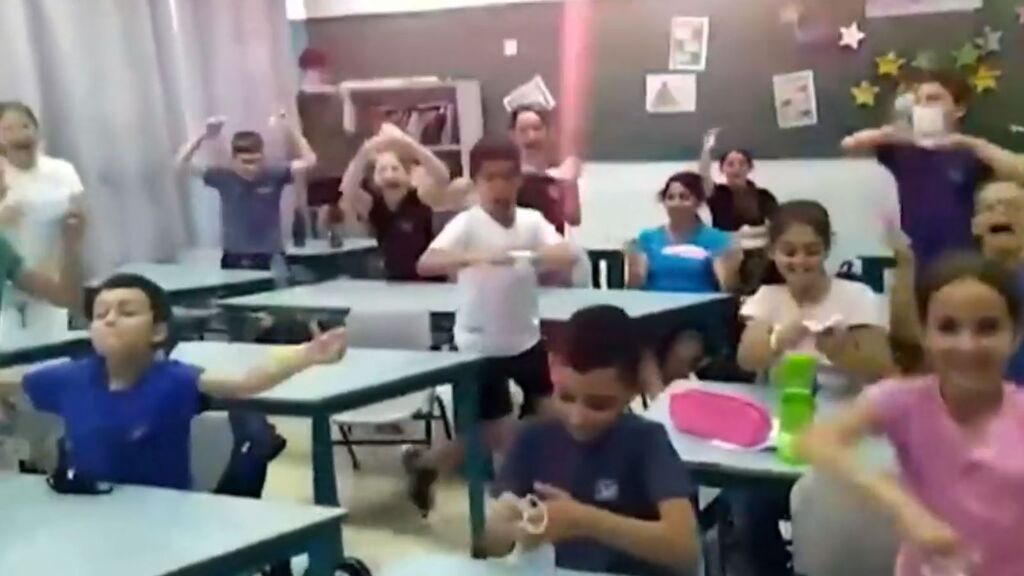 La alegría de unos niños en un colegio de Israel cuando saben que ya no usarán más la mascarilla