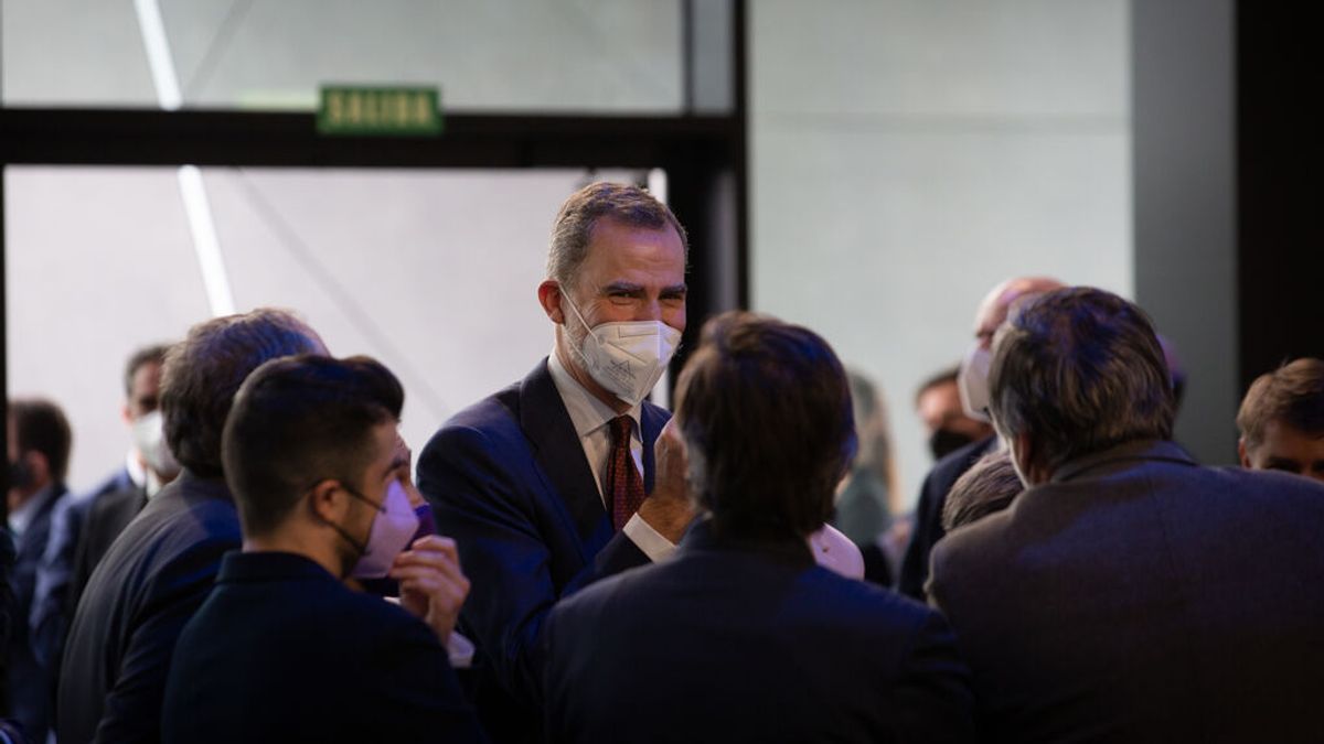 El vodevil del Govern de Cataluña y su representante en la cena junto a Felipe VI El vodevil del Govern de Cataluña y su representante en la cena junto a Felipe VI