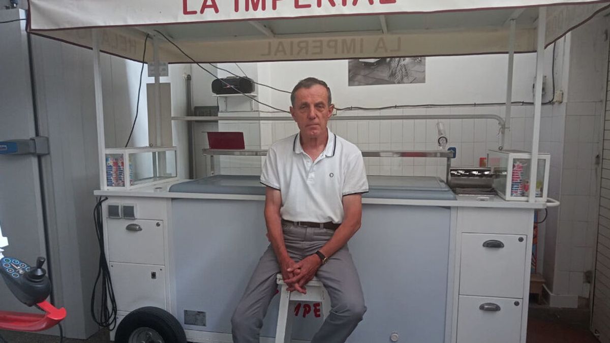 Movilización para que vuelva el heladero más famoso de Santiago: “¡Devuélvannos a Manolo y su carrito!” Movilización para que vuelva el heladero más famoso de Santiago: “¡Devuélvannos a Manolo y su carrito!”