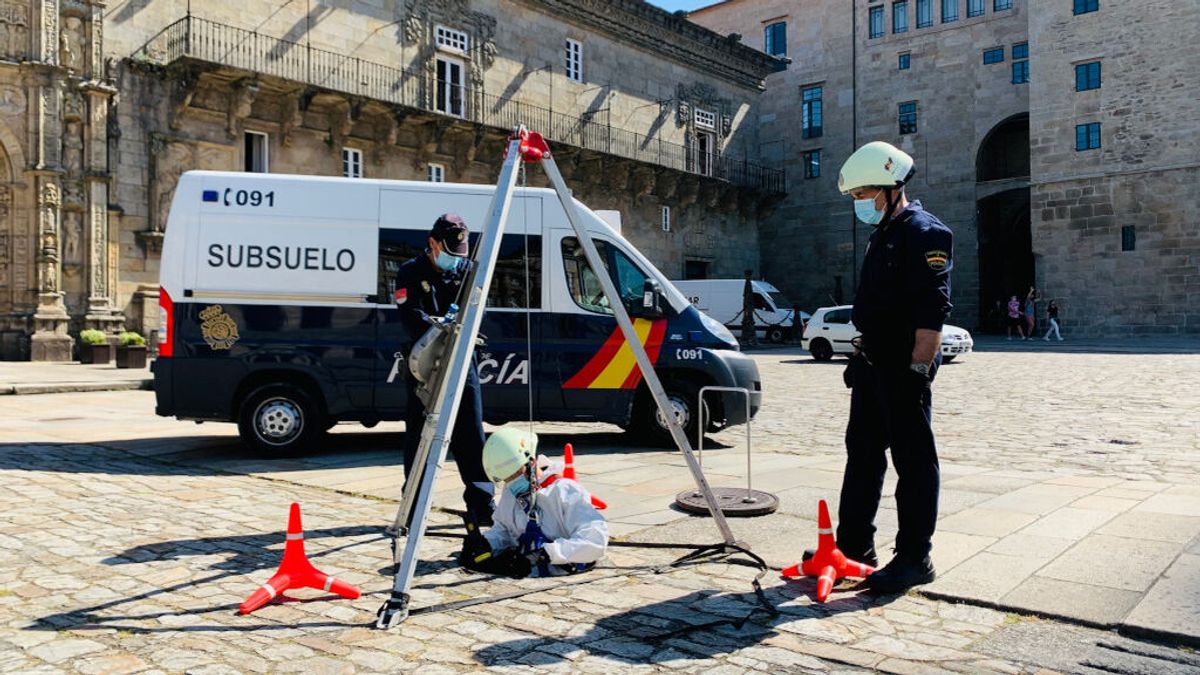 Vigilando bajo las piedras del Obradoiro: la Policía patrulla el subsuelo de Santiago Vigilando bajo las piedras del Obradoiro: la Policía patrulla el subsuelo de Santiago