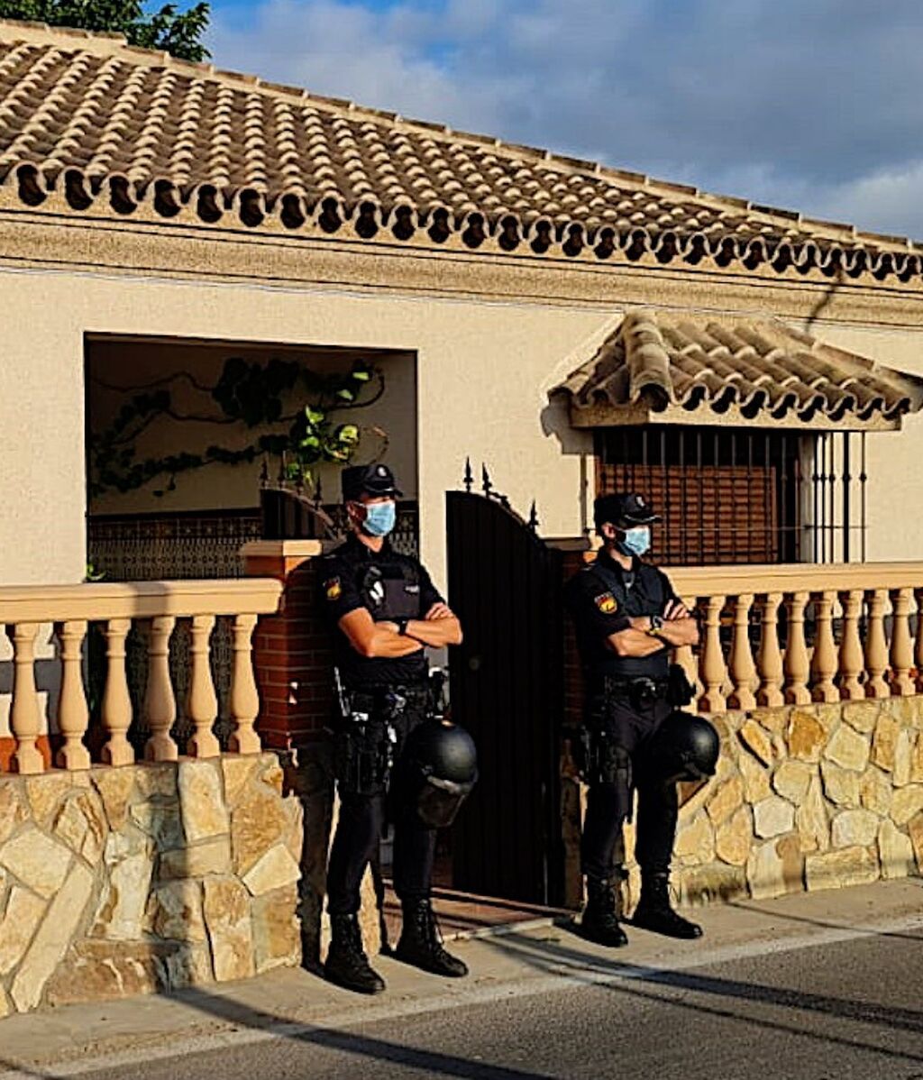 Dos agentes vigilan una vivienda registrada en Sanlúcar de Barrameda